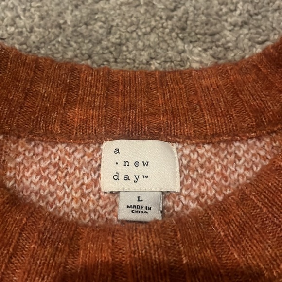 A cozy sweater - Picture 2 of 2